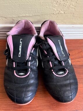 Umbro Black with Pink Trim Youth Soccer Shoes
